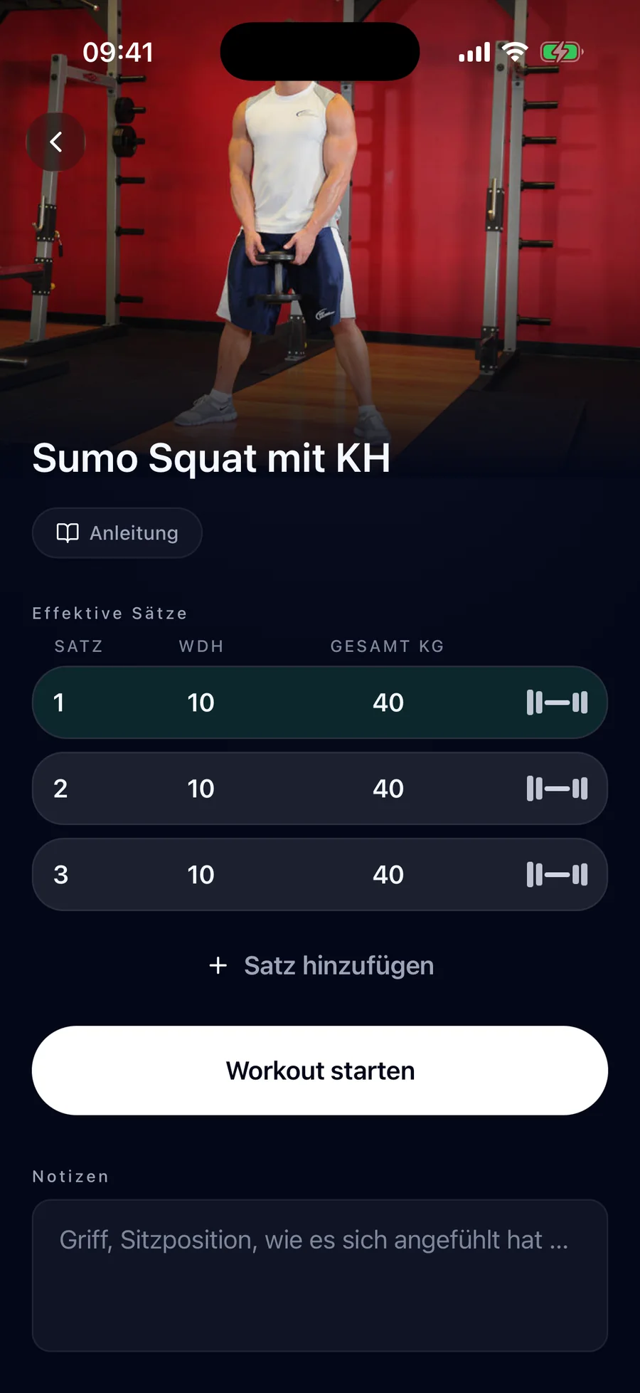 Übung „Sumo Squat“ mit drei Sätzen à 10 Wiederholungen und 40 kg